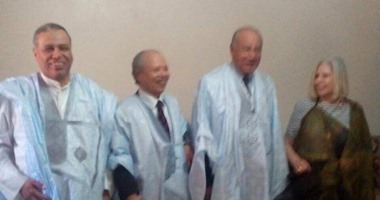 أبو الغيط والأمناء المساعدين يلتقطون صورًا تذكارية بالزى الموريتانى