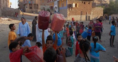 أهالى أبو الريش بأسوان يعانون من نقص مياه الشرب ويهددون بوقفات احتجاجية.. ونائب البرلمان لـ"اليوم السابع": تقدمت ببيان عاجل للتحقيق فى الأزمة
