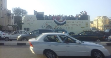 حافلة مكشوفة تجوب ميدان التحرير ضمن فعاليات مهرجان الفنون "الأفرو صينى"