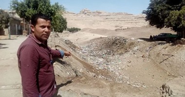 بالصور.. حيوانات نافقة وقمامة ومياه صرف فى قرية "طهنا الجبل" الأثرية بالمنيا