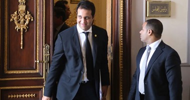 أحمد مرتضى منصور يلتقط "سيلفى" مع العاملين بالمجلس