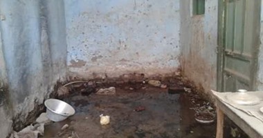 نشع المياه الجوفية بقرية الحصايا فى أسوان يسبب تصدع المنازل
