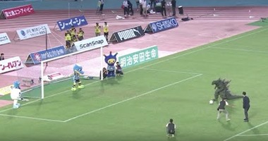 بالفيديو.. "جودزيلا" تفشل فى استخدام ذيلها لتسديد ركلة جزاء فى اليابان