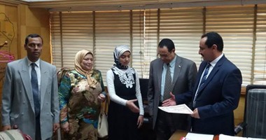 رئيس مدينة المحلة يكرم طالبتين من أوائل الثانوية العامة