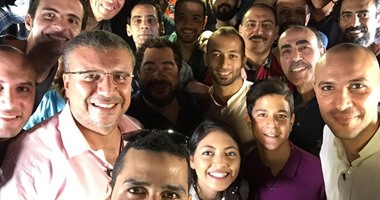 بالصور..عمرو الليثى يسجل حلقة مع أبطال "اشتباك" داخل سيارة ترحيلات