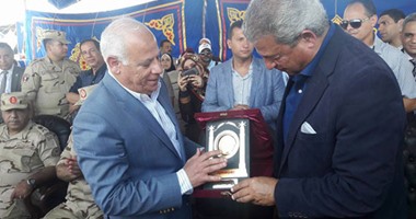 بالصور.. محافظ بورسعيد يهدى درع المحافظة لوزير الشباب