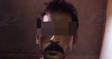 بالصور.. متهم بقتل صديقه ودفنه فى شقته بالخصوص يمثل الجريمة أمام النيابة