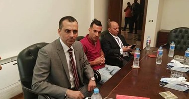 بالصور.. على معلول فى مكتب رئيس الأهلى 