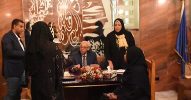 محافظ أسوان يستجيب لحل مشاكل "توماس وعافية" خلال اللقاء الأسبوعى
