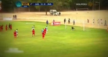 بالفيديو.. محاولة فاشلة لتقليد ركلة جزاء ميسي وسواريز بالدورى البيروفى