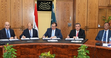وزير البترول يوقع اتفاقيتين جديدتين للبحث عن البترول والغاز فى الصعيد