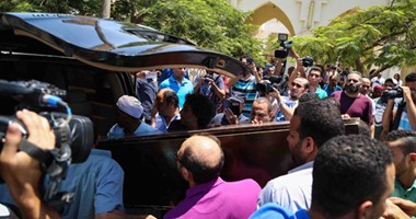 تشييع جنازة المخرج الراحل محمد خان من المسجد الكويتى