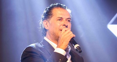 شاهد.. راغب علامة يقدم وردة ليسرا أثناء وقوفه على مسرح لندن