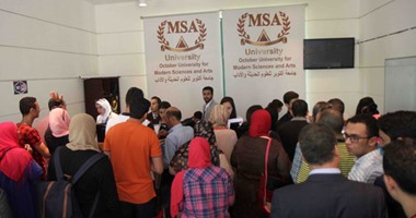 توافد طلاب الثانوية العامة للتقديم بالجامعات الخاصة