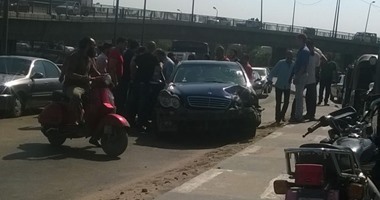 شلل مرورى أعلى كوبرى الساحل بسبب حادث تصادم تاكسى بسيارة ملاكى