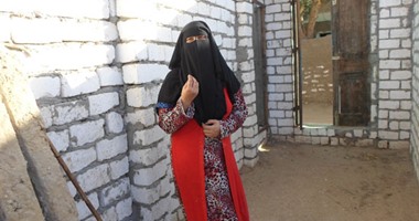 مأساة سيدة بسوهاج تعيش بمساكن الإيواء بلا ماء ولا كهرباء وتنام على الأرض