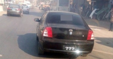 سيارة تستبدل لوحاتها المعدنية بـ"علامات استفهام" فى الشرقية