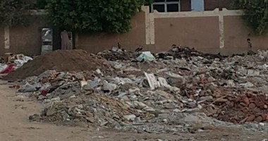 بالصور.. أولياء أمور يشكون تراكم القمامة بجوار مجمع مدارس الخطارة بقنا
