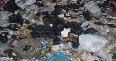 أهالى إمبابة يشكون من تراكم القمامة بجانب معهد الطيران
