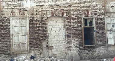 بالفيديو والصور.. منزل حسن البنا مؤسس الإخوان بالبحيرة يتحول إلى مقلب للقمامة ووكر للمجرمين.. الأهالى: آيل للسقوط ويشكل خطورة على المواطنين.. ومجلس مدينة المحمودية يتخذ الإجراءات القانونية لإزالته