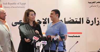 وزيرة التضامن تكرم الطالب أبانوب عادل أول الثانوية العامة للمكفوفين على تحديه الإعاقة.. غادة والى تتكفل بتوفير معلمين لتنمية مهاراته فى تعلم الموسيقى والكمبيوتر.. وتؤكد: التكريم جاء للتحفيز