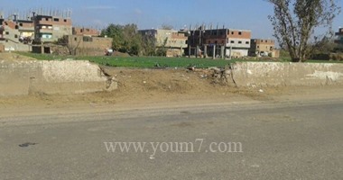 أهالى جروان بالمنوفية يشكون من وجود طريق غير قانونى على شريط القطار