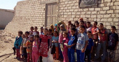 بالفيديو والصور..عودة كتاتيب تحفيظ القرآن الكريم بالبحيرة.. الكٌتاب عبارة عن حجرة بلا سقف.. الأطفال يتحملون حرارة الشمس الحارقة فى سبيل حفظ كتاب الله.. والأهالى يطالبون بمكان يليق بأهل القرآن