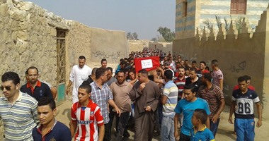 قرية صفط الخمار بالمنيا تودع شهيد العريش فى جنازة مهيبة