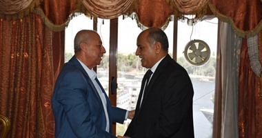 محافظ أسوان يقدم الشكر لمدير الأمن السابق