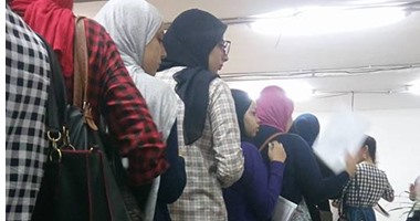 بدء موسم الدروس الخصوصية.. دفعة ثانوية 2017 يصطفون طابورا داخل أحد المراكز بالمعادى قبل الدراسة بشهرين.. ولى أمر: 35 جنيها سعر الحصة والوزارة لم توفر البديل.. مصدر بـ"التعليم": إغلاق 200 سنتر