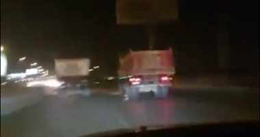 بالفيديو.. سيارتا نقل يدخلان فى سباق جنونى على الطريق الدائرى