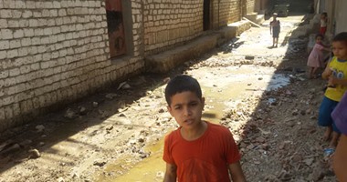 بالفيديو والصور.. كوم الصعايدة ببنى سويف تغرق فى "وحل المجارى".. المياه الجوفية تمنع المصلين من دخول المسجد.. سيدات القرية: نقضى حاجتنا على أسطح المنازل.. والأهالى: تركنا منازلنا وسكنا الحقول الزراعية