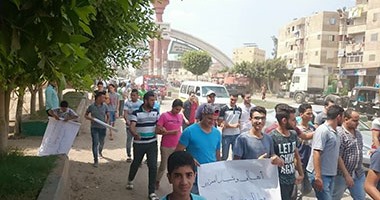 بالصور.. وقفة احتجاجية لأهالى ضحية الإهمال بكفر الشيخ