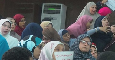 بالصور.. صراخ بين أهالى المتهمين بـ"اغتيال النائب العام" بسبب طردهم من الجلسة