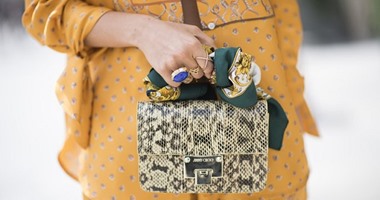 بالصور...حيلة بسيطة بالـ scarf ..غيرى شكل شنطتك اللى بتحبيها