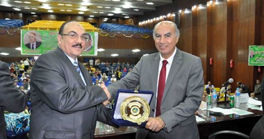 بالصور.. محافظ القليوبية يكرم رئيس جامعة بنها لبلوغه سن التقاعد
