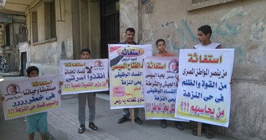 مواطن وأبنائه يستغيثون بالسيسى من موظفى حى النزهة لتعنتهم فى تسليمه "كشك"