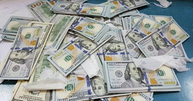ضبط راكب كورى بالمطار بمحاولة تهريب 76 ألف دولار إلى أبوظبى داخل مناديل ورقية
