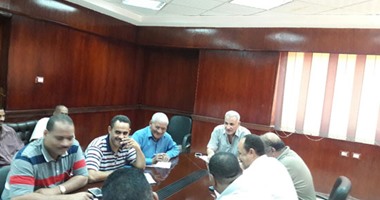 رئيس مدينة إسنا يبحث مع رؤساء القرى تغطية 7 ترع وتجديد 8 كيلو مواسير مياه