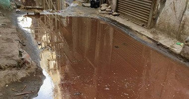 بالصور.. مياه الصرف تغرق  شارع المحكمة وتهدد بانهيار العقارات