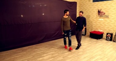 بالفيديو.. "شباب" بعد تجربة ارتداء الكعب العالى: "بيعمل تشنجات فى الركب"
