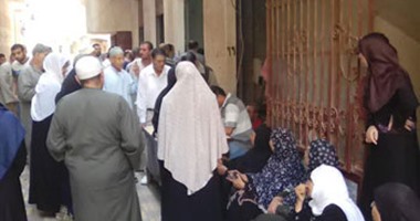 بالصور.. تكدس المواطنين أمام مكاتب بريد كفر الشيخ لصرف المعاشات والحوالات