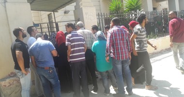 بالصور.. مشادات أمام البنوك بالغربية بعد غلق الأبواب