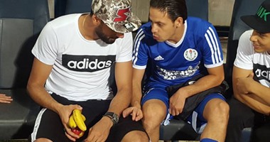 جنش وخليفة على دكة سموحة لمصافحة "دونجا"