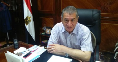 غدا.. محافظ كفر الشيخ يشارك فى نظافة الشوارع بـ"ترنج ومقشة وكاب"