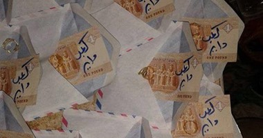 بالصور.. "جنيه ورق وتوفى ورسالة فرحة" عيدية فريق "كعب داير" لأهالى دمنهور