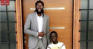 بالصور.. أديبايور يقضى أوقاته فى قياس طول الأقزام ولعب القمار فى توجو!