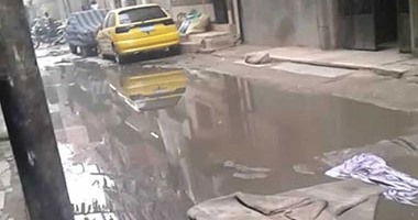 بالفيديو.. "المجارى" تحاصر شارع الجزارين فى الزقازيق والأهالى يستغيثون