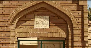 بالفيديو.. المقابر فى أول أيام عيد الفطر.. مقابر العائلات الكبرى خالية من الزوار.. مدافن أسرة "الأستاذ" هيكل "لم يحضر أحد".. وأنيس منصور وحيدا.. وأحلام أطفال المقابر بالعيد.. شقة نظيفة وهدوم العيد
