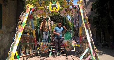 "أرزقية العيد": "تمام" بائع الكعك يحلم بامتلاك محل شهير لبيع الحلويات.. الفسيخ وجبة المصريين فى المواسم.. وحلاقة ليلة الوقفة بالحجز والشغل 24 ساعة.. والمراجيح فرحة الأطفال فى العيد